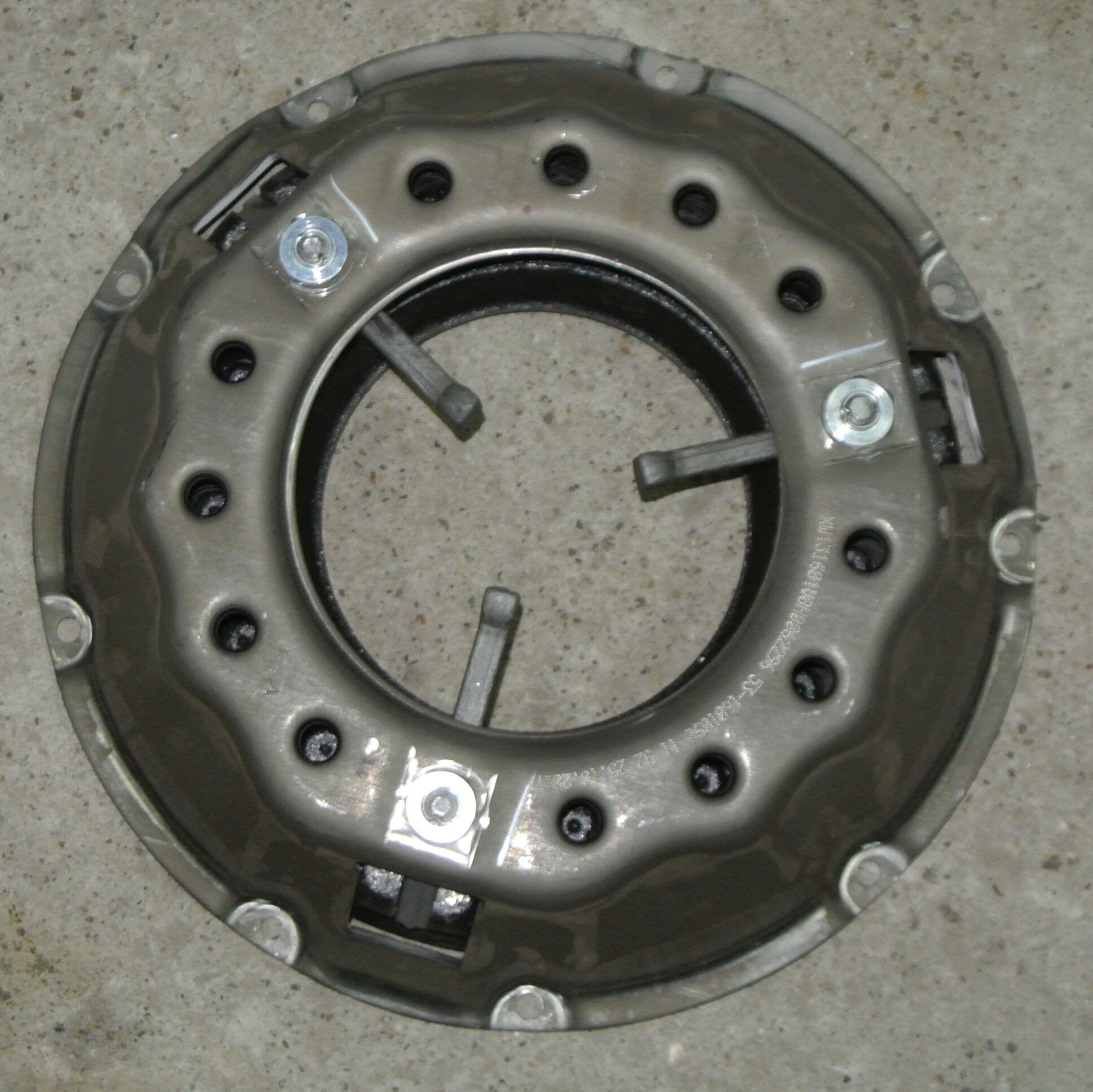 Корзина сцепления ГАЗ-3307, 66, ПАЗ стандарт (ОАО ЗМЗ) Корзина сцепления ГАЗ-3307, 66, ПАЗ стандарт (ОАО ЗМЗ)