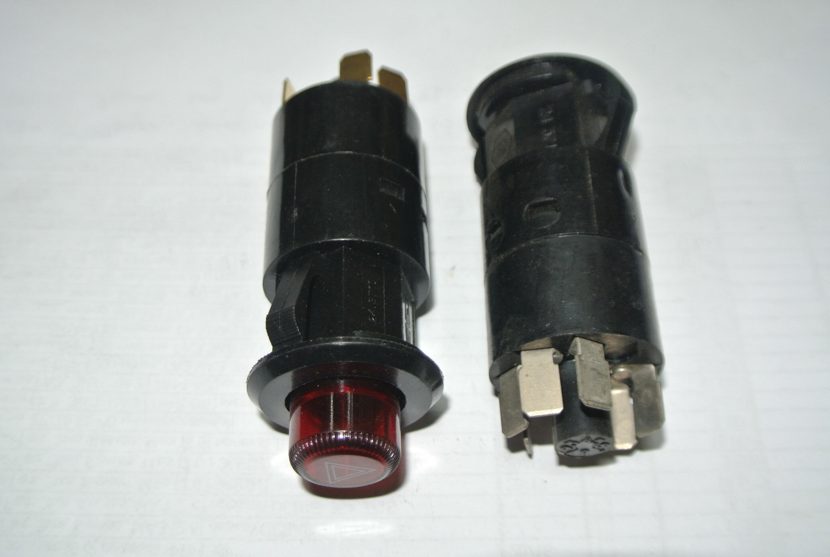 Выключатель аварийной сигнализации 12V (7 контактов) Выключатель аварийной сигнализации 12V (7 контактов)