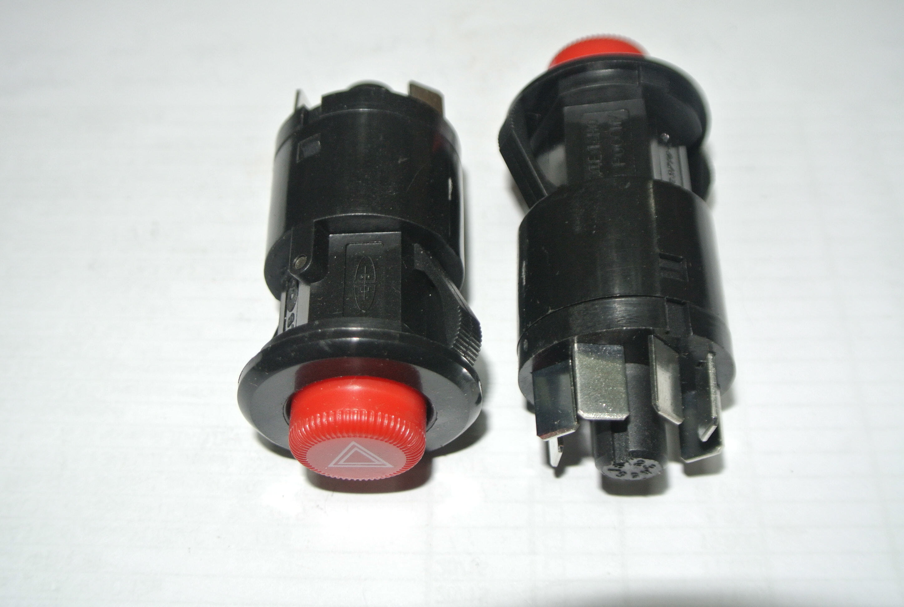 Выключатель аварийной сигнализации 12V (6 контактов) Выключатель аварийной сигнализации 12V (6 контактов)