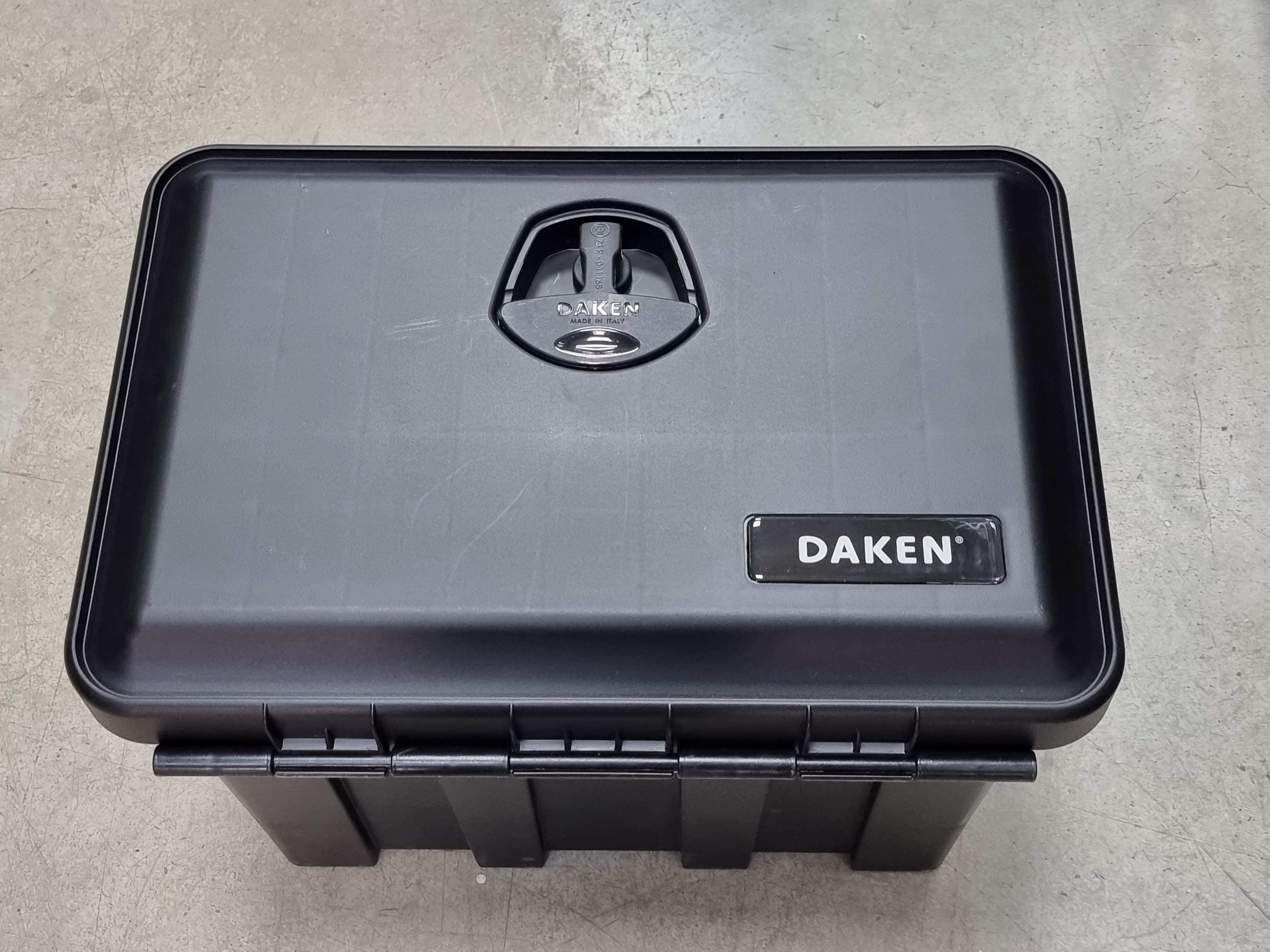 Ящик для инструмента DAKEN Just 500 81102 41,5л (500х400х350 мм) Ящик для инструмента DAKEN Just 500 81102 41,5л (500х400х350 мм)